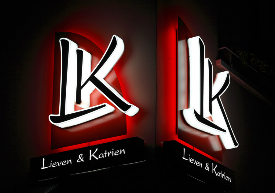 3D verlichte gecimenteerde plexi logo - Neon Elite - Slagerij Lieven & Katrien