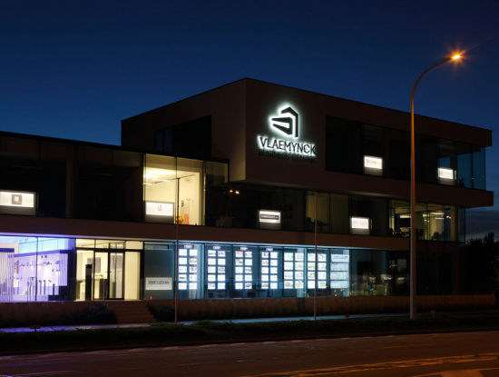 indirect verlicht logo op gevel - Neon Elite - Vlaemynck Business Center
