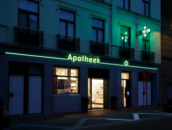 verlichte letters en ledlijn - Neon Elite - Apotheek Lippens