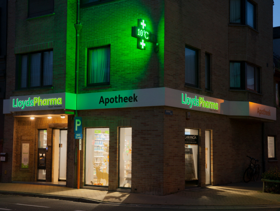 verlichte letters op gevelband - Neon Elite - Lloydspharma