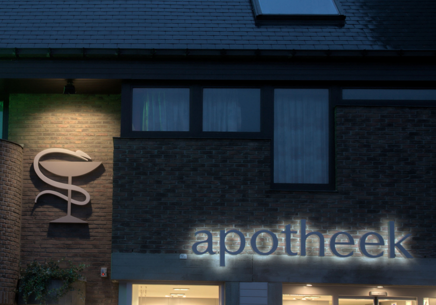 indirect verlichte doosletters gevelreclame - Neon Elite - Apotheek Boone