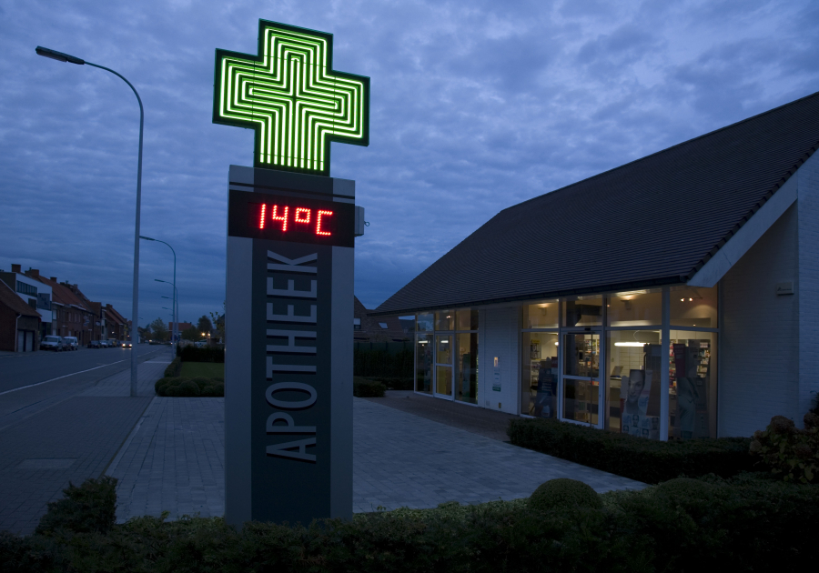 neon apothekerskruis op totem met klok en thermometer display - Neon Elite - Apotheek Bosmolens