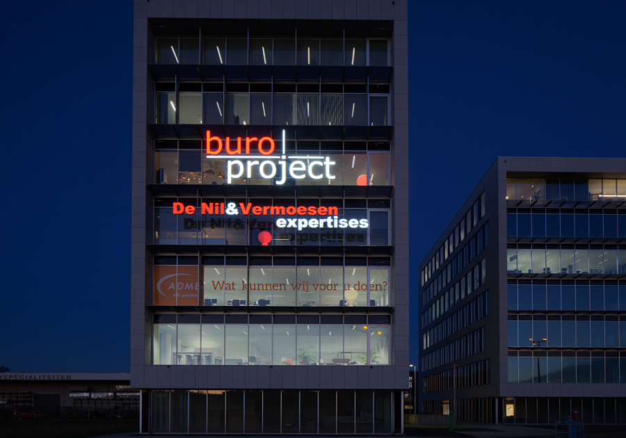 verlicht logo doosletters op profiel - Neon Elite - Buro Project 