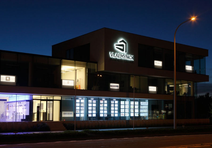 indirect verlicht logo op gevel - Neon Elite - Vlaemynck Business Center
