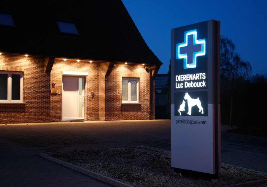 verlichte totem met neonkuis - Neon Elite - Dierenarts Debouck