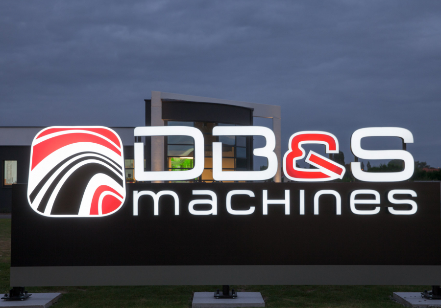 verlicht logo op zuil - Neon Elite - DB&S Machines