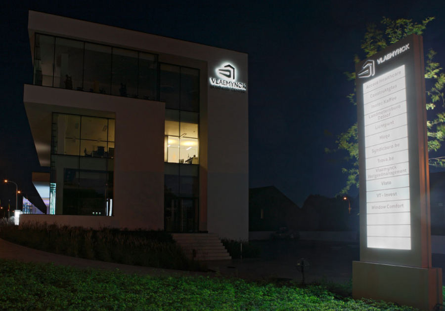 verlichte totem - Neon Elite - Vlaemynck Business Center