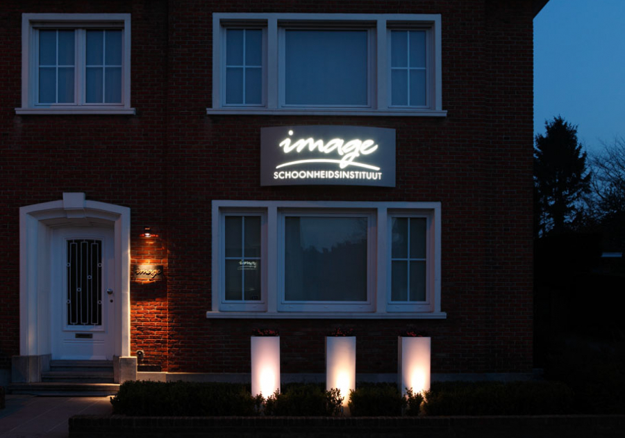 gebogen gevel paneel verlicht - Neon Elite - Schoonheidsinstituut Image