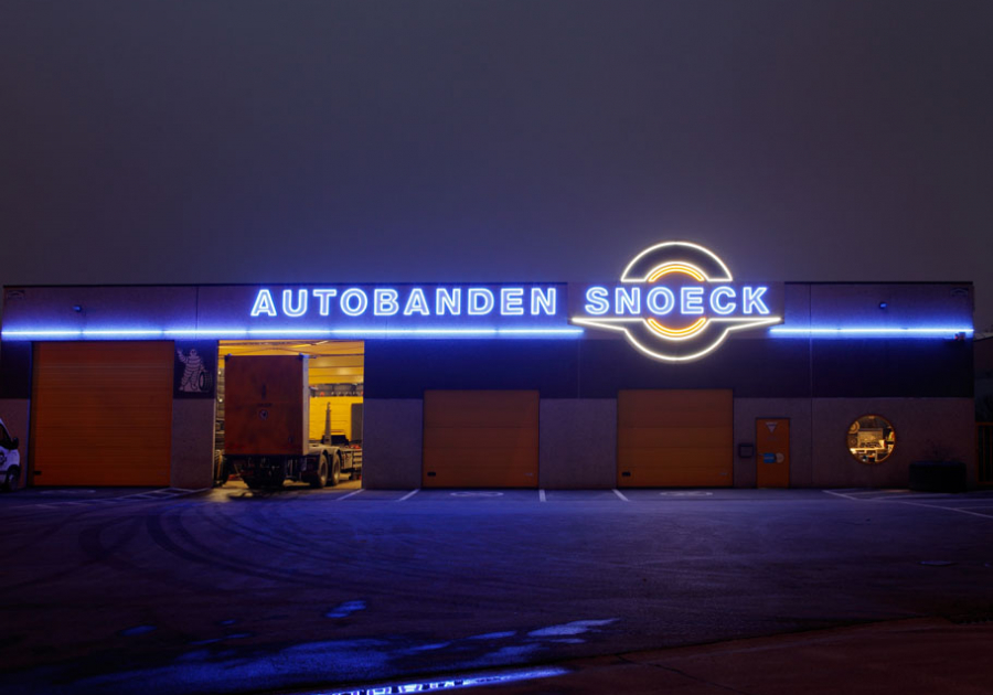 groot formaat neon op gevel - Neon Elite - Autobanden Snoeck