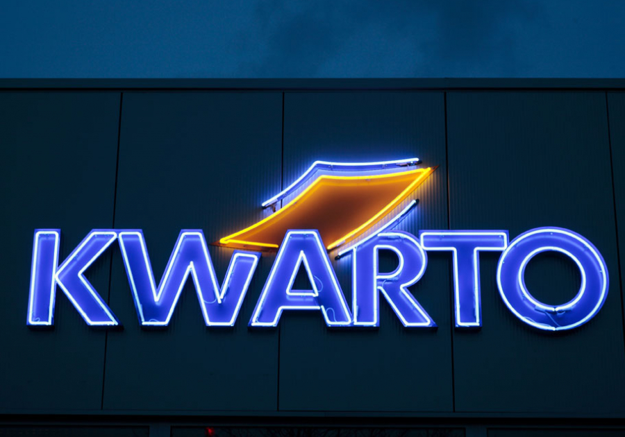 neon logo tegen gevel - Neon Elite - Kwarto