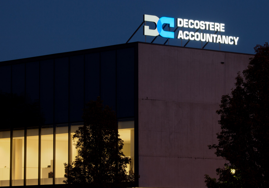 verlichte doosletters dakconstructie - Neon Elite - Decostere Accountancy