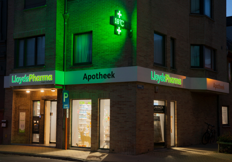 verlichte letters op gevelband - Neon Elite - Lloydspharma